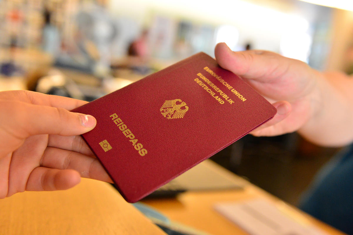 &Uuml;bergabe eines Reisepasses