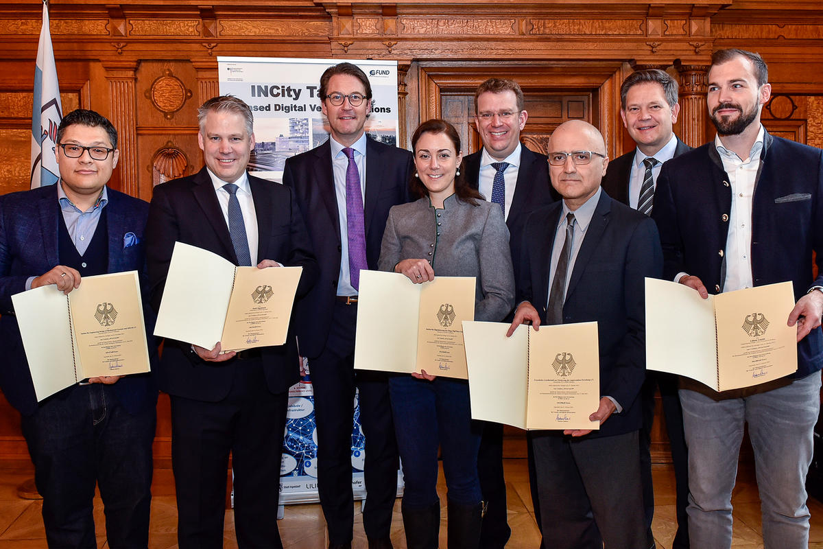 Zukunftsscheck f&uuml;r Flugtaxi-Projekt - Minister Scheuer &uuml;bergibt F&ouml;rderbescheid