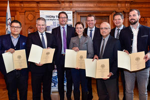 Zukunftsscheck f&uuml;r Flugtaxi-Projekt - Minister Scheuer &uuml;bergibt F&ouml;rderbescheid