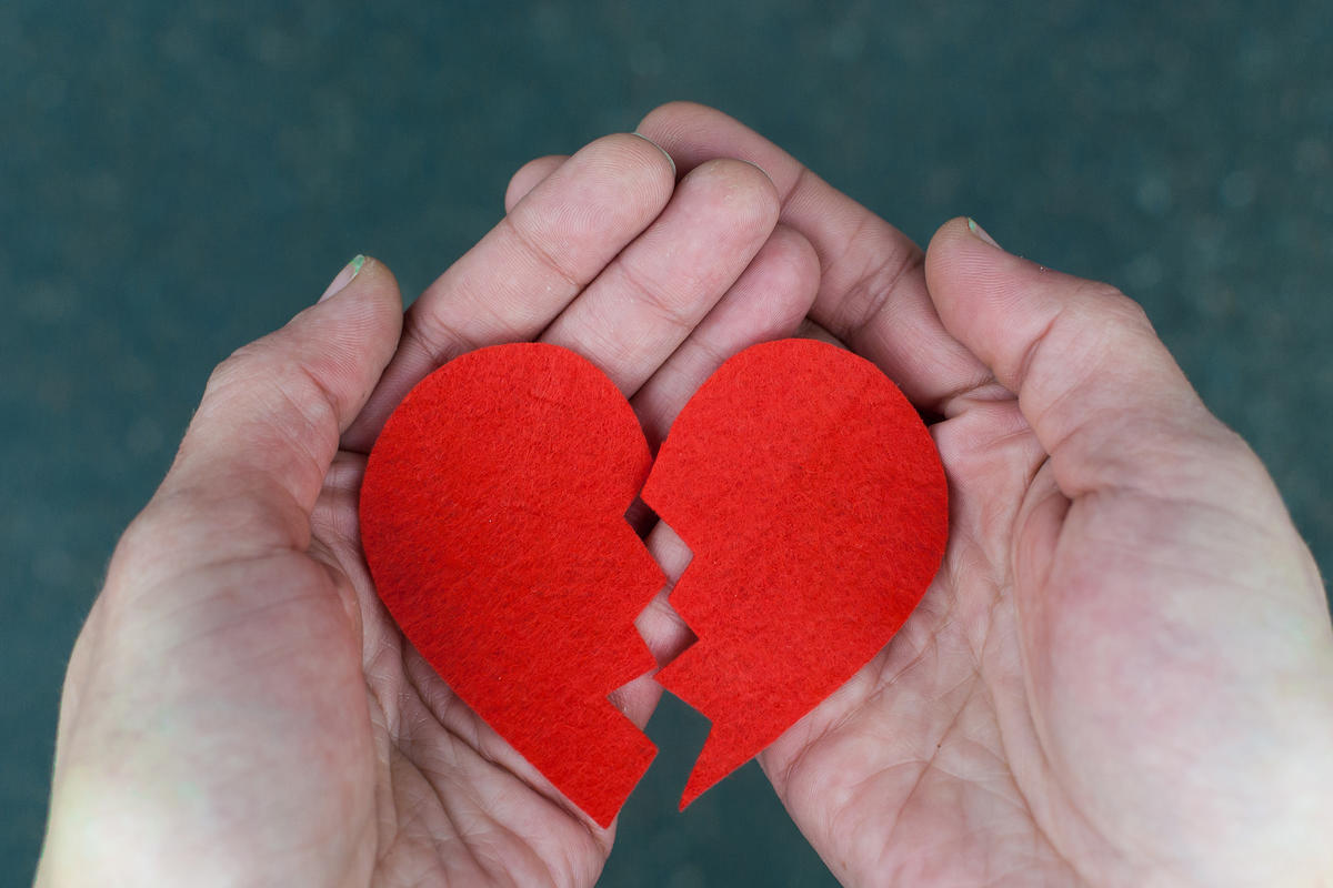 Gebrochenes Herz in H&auml;nden