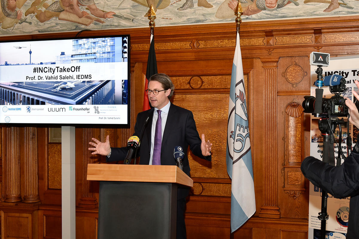 Zukunftsscheck f&uuml;r Flugtaxi-Projekt - Minister Scheuer &uuml;bergibt F&ouml;rderbescheid