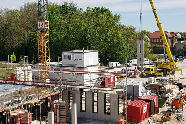 Anlieferung eines Fassadenteils hinter dem neuen Langk&ouml;rper