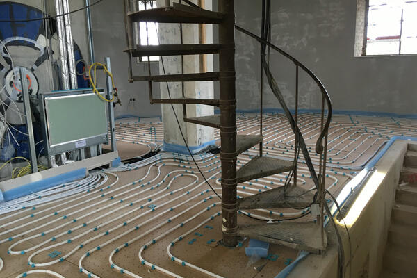 Einbringung der Fu&szlig;bodenheizung im Wasserturm