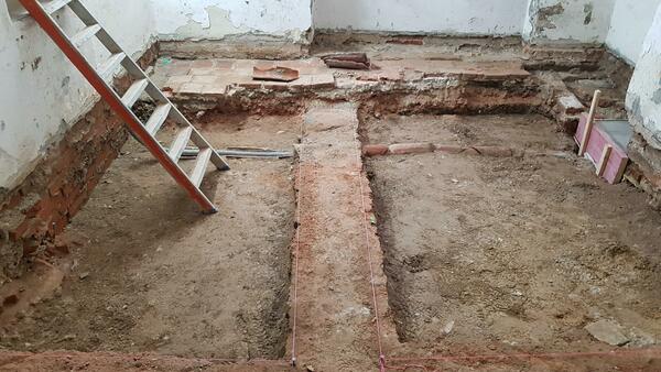 Mehrere Lagen historische Fu&szlig;b&ouml;den