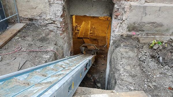 Ber&auml;umung unter der Fasshalle