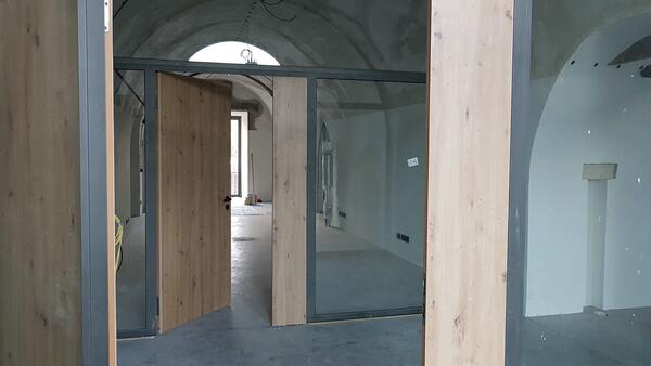 Holzt&uuml;ren und Glaselemente im Denkmal