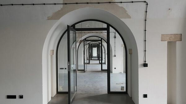 T&uuml;ren als Glaselemente im Denkmal