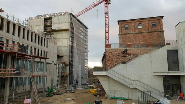 Auf dem Turm deutlich erkennbar, die Stahlkonstruktion f&uuml;r das Dach 