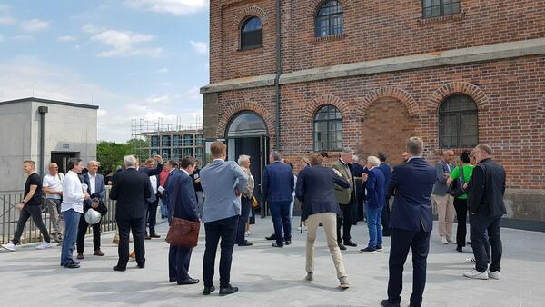G&auml;ste vor dem ehemaligen Trafohaus