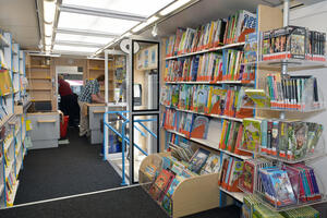 Bild vergr&ouml;&szlig;ern: Im Innenraum sind rund 4.000 Medien untergebracht