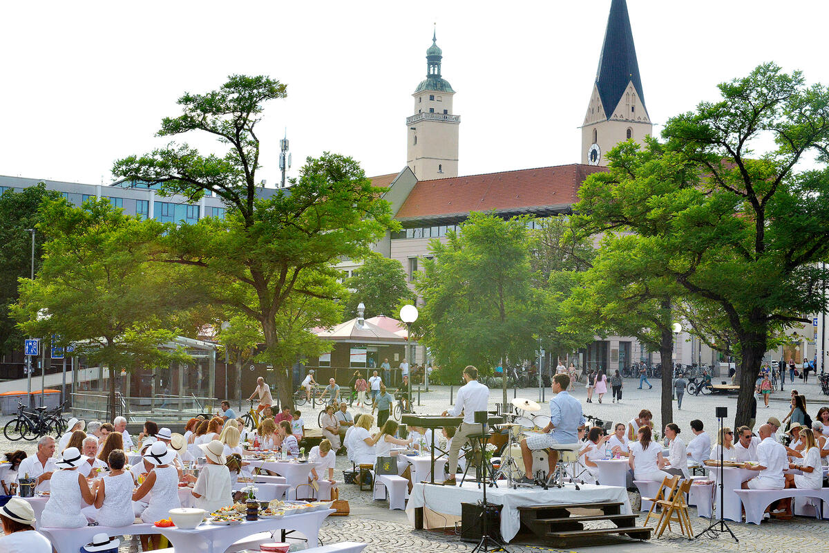 Dinner in Wei&szlig; 