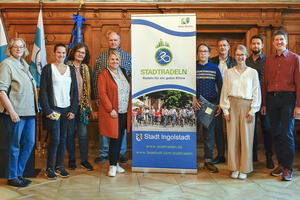 Bild vergr&ouml;&szlig;ern: Preis&uuml;bergabe Stadtradeln 2022 mit B&uuml;rgermeisterin Petra Kleine und Fahrradbeauftragte Theresa Schneider