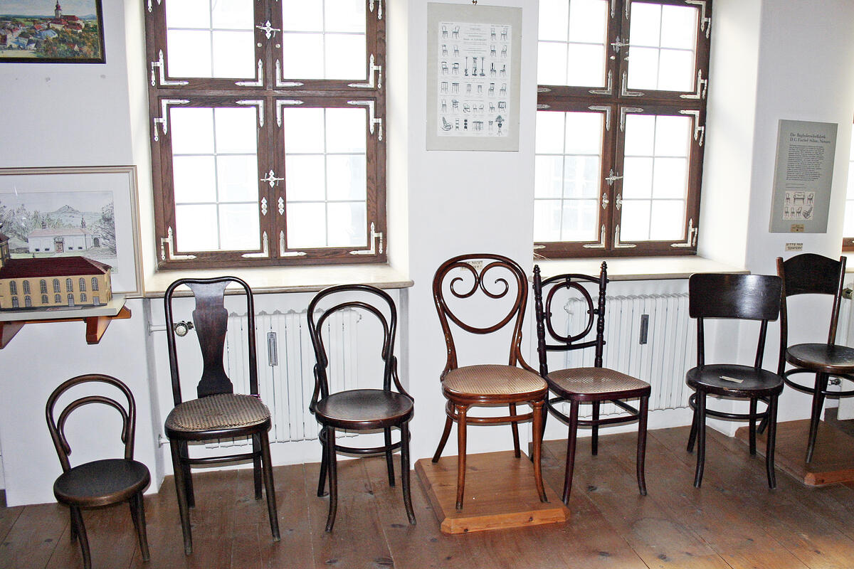 Niemeser Ausstellungsraum mit den weltbekannten Bugholzm&ouml;bel