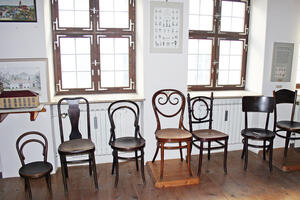 Niemeser Ausstellungsraum mit den weltbekannten Bugholzm&ouml;bel