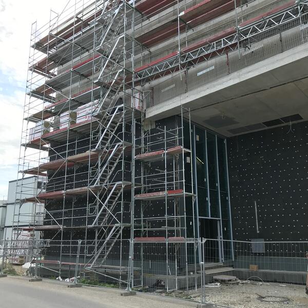 Aufbringung D&auml;mmung vor Betonfertigteilen