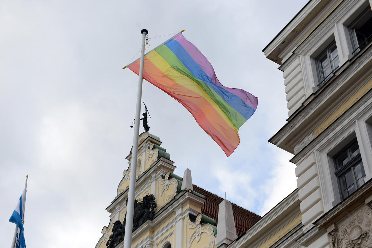 Regenbogenfahne am Rathaus