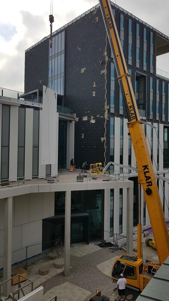 Anbringung Fassadenteil &uuml;ber Eingang