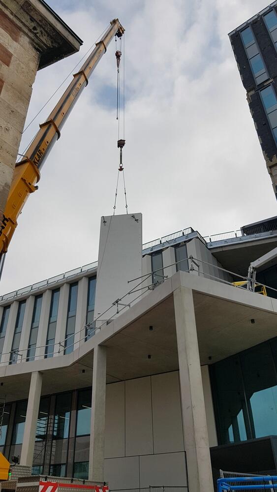 Anbringung Fassadenteil &uuml;ber Eingang