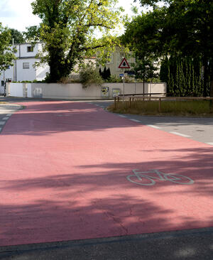 Roteinf&auml;rbungen von Radwegen an Kreuzungen und Einm&uuml;ndungen