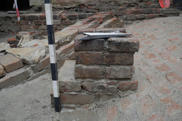 S&auml;ulenfundament auf Ziegelgew&ouml;lbe