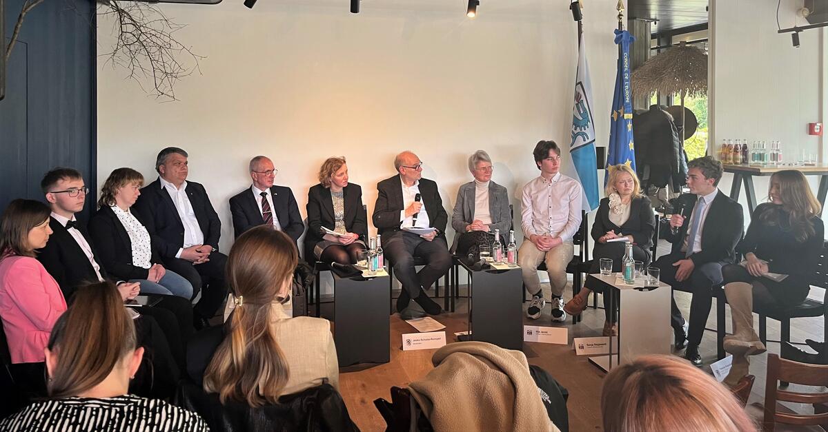 Teilnehmende an der Gespr&auml;chsrunde zum Europatag