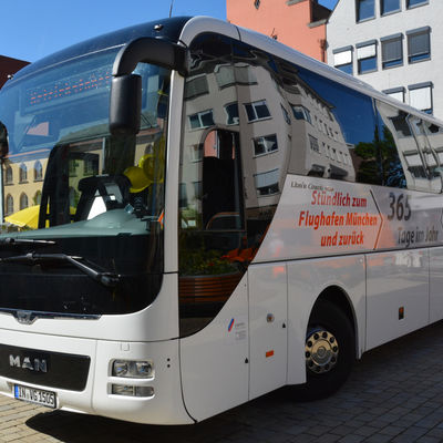 Bild vergr&ouml;&szlig;ern: St&uuml;ndlich zum Flughafen mit dem Airport-Express