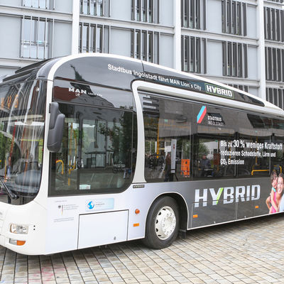 Bild vergr&ouml;&szlig;ern: Hybridbus der Busflotte
